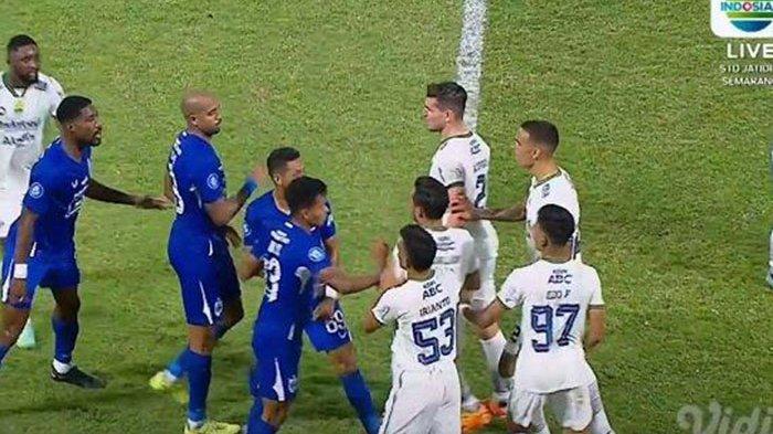 Jelang akhir babak pertama terjadi insiden dorong mendorong antarpemain PSIS Semarang dan Persib Bandung seusai pemain tuan rumah Gali Freitas melakukan aksi tak terpuji di depan bench Persib di Stadion Jatidiri, Semarang, Minggu 20 Agustus 2023. Sorotan Insiden Gali Freitas di Laga PSIS vs Persib, Keputusan Wasit Tak Kartu Merah Dipertanyakan