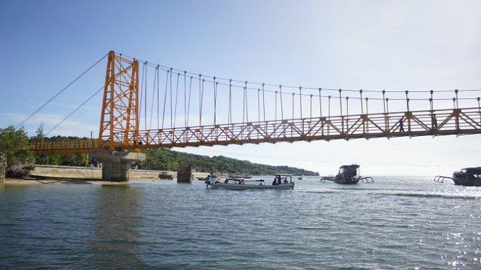 Jembatan Kuning yang menghubungkan Pulau Lembongan dan Ceningan. Jembatan ini belum menunjang keberadaan Pelabuhan Bias Munjul karena belum dapat dilalui kendaraan roda 4
