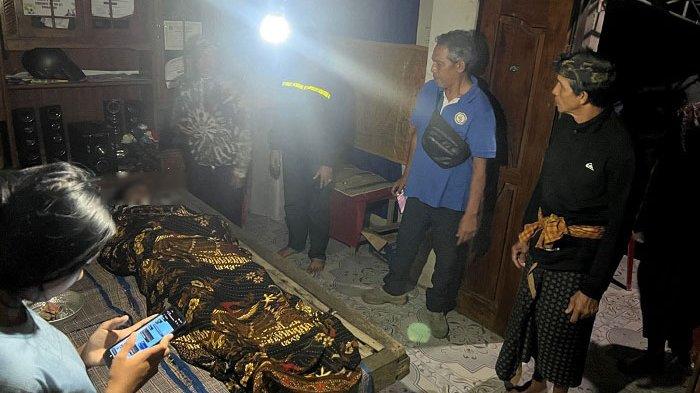 RUMAH DUKA - Jenazah Ketut Rian Panduwinata saat dibawa ke rumah duka di Desa Kayu Putih, Kecamatan Banjar, Buleleng, Bali, pasca berhasil dievakuasi. Pemuda 20 tahun itu ditemukan ulah pati akibat masalah asmara.