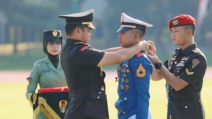 Kepala Staf Angkatan Darat (KSAD) Jenderal TNI Maruli Simanjuntak memberikan penganugerahan kepada Taruna lulusan terbaik Akmil 2024 asal Bali, I Made Aditya Wahyu Palguna di Lapangan Pancasila, Akmil, Magelang, Jawa Tengah, Jumat, 5 Juli 2024.