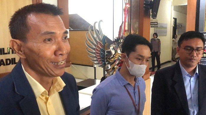 Kuasa hukum dan Jero Dasaran Alit usai menghadiri pemeriksaan sebagai tersangka pada Kamis 12 Oktober 2023 pagi ini di ruangan Unit PPA Satreskrim Polres Tabanan.