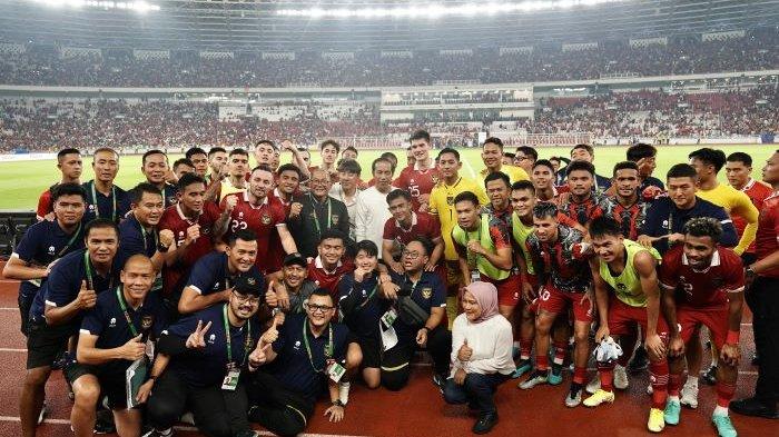Presiden Joko Widodo (tengah) bersama Ibu Negara Iriana Joko Widodo (tengah bawah) foto bersama Timnas Indonesia usai laga FIFA Matchday antara Indonesia vs Argentina di Stadion Utama Gelora Bung Karno (SUGBK), Senayan, Jakarta, Senin 19 Juni 2023
