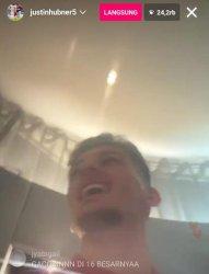 Justin Hubner teriak girang gembira