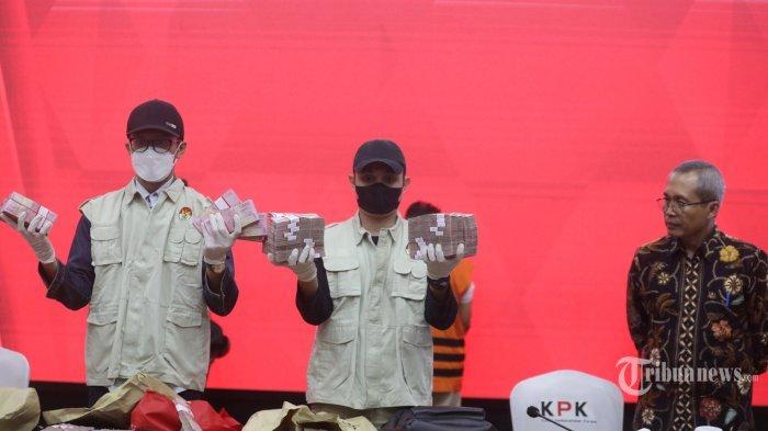 Wakil Ketua KPK Alexander Marwata menyaksikan penyidik menunjukkan barang bukti berupa uang saat konferensi pers terkait operasi tangkap tangan (OTT) di lingkungan Basarnas di Gedung KPK, Jakarta, Rabu (26/7/2023). KPK Tetapkan Marsdya Henri Alfiandi sebagai Tersangka Kasus Suap Alat Deteksi, Begini Kronologinya