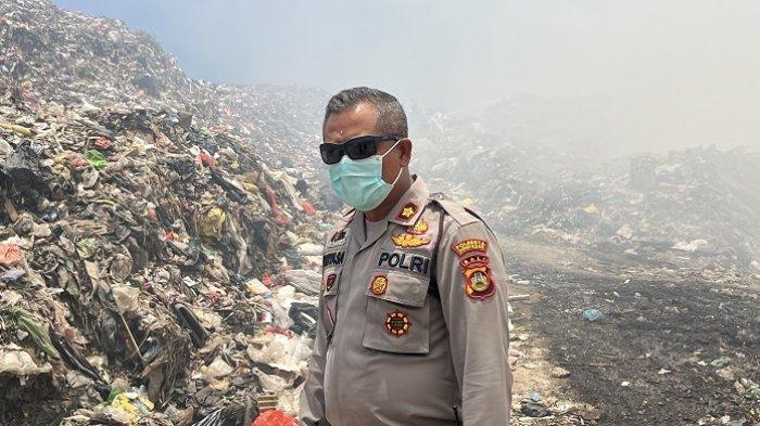 Kabag Ops Polresta Denpasar, Kompol I Ketut Tomiyasa. Imbau masyarakat yang melintasi ruas jalan di seputar TPA Suwung untuk menggunakan masker.