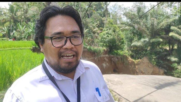 Kabid Bina Marga Dinas PUPR Kabupaten Gianyar, Made Gede Astawiguna saat ditemui di lokasi putusnya Jalan Cebok-Kedisan, Tegallang, Gianyar pada Rabu 13 September 2023.