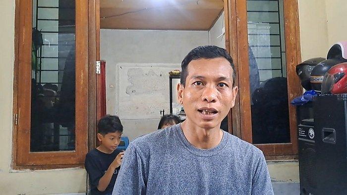 Kesaksian - Kadek Agus Ariawan saat ditemui di kediamannya di Kelurahan Liligundi, Kecamatan Buleleng pada Sabtu (22/3). Agus menceritakan ihwal pengalamannya selama delapan bulan menjadi korban TPPO di perbatasan Myanmar - Thailand.