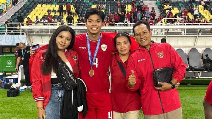 Kadek Arel rayakan juara Timnas U19 Indonesia di ajang Piala AFF U19 2024 bersama keluarga.