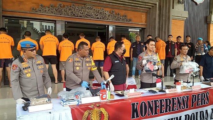 TERSANGKA - Kapolda Bali Irjen Pol Daniel Adityajaya menggelar konferensi pers dengan menghadirkan 9 tersangka di Lobi Mapolda Bali, Denpasar, Bali, pada Kamis 20 Februari 2025.