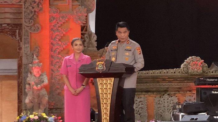 Kapolda Bali, Irjen Pol. Ida Bagus Kade Putra Narendra dan istri saat memberi sambutan dalam acara kenal pamit Kapolda Bali. Merasa bahagia dapat bertugas di Bali.
