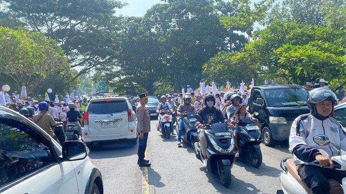 Ilustrasi macet - Dinas Pariwisata Provinsi Bali, membantah jumlah wisatawan domestik (wisdom) turun jumlahnya saat libur Lebaran 2024 di Bali.
Diduga jumlah wisdom turun sebab khawatir dengan kemacetan di Bali. Hal tersebut pun langsung dibantah Kepala Dinas Pariwisata Provinsi Bali, Tjok Bagus Pemayun.