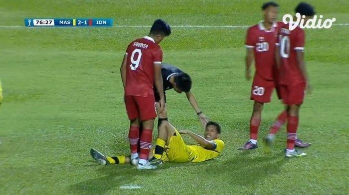 Kapten Malaysia, Aiman Afif kembali terjatuh dan memohon perawatan tim medis saat melawan Timnas Indonesia di Piala AFF U23 2023.