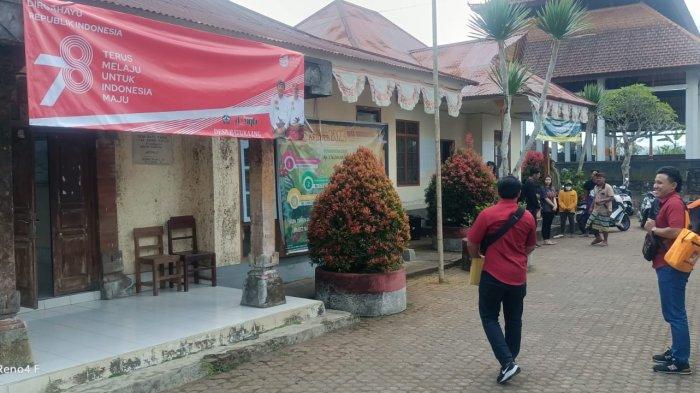 Kasus Mahasiswi KKN Nyaris Diperkosa, Polisi saat olah TKP di Kantor Desa Batukaang, Kamis 24 Agustus 2023 - Polisi Belum Tetapkan Status Tersangka Pada MK