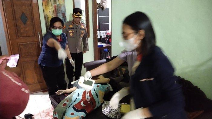 Polisi saat melakukan pemeriksaan di TKP Perumahan Kori Nuansa Barat Blok III No. 6 seprang ibu dalam kondisi meninggal dunia diduga korban perampok, pada Minggu 23 Februari 2025. Kasus Perampokan di Jimbaran Bali, Ibu dan Anak Jadi Korban, K Meninggal Dunia