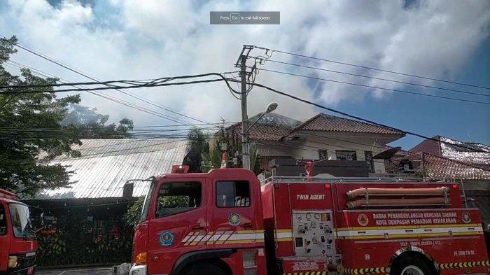 Kebakaran Rumah di dekat Gereja Katedral Denpasar sudah ditangai pihak Dinas Pemadam Kebakaran Kota Denpasar di Jalan Tukad Musi, Sumerta Kelod, Denpasar Selatan, Kota Denpasar, Bali pada Jumat 18 Agustus 2023