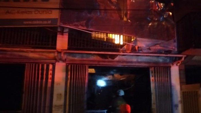Kebakaran toko dan gudang AC di Jalan Turi, Kesiman, Denpasar, Bali, pada sabtu 23 Maret 2024 malam.