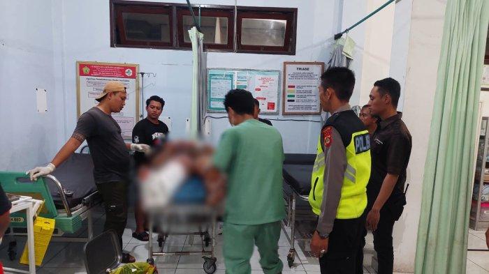 Suasana pasca insiden kecelakaan yang mengakibatkan seorang karyawan terlindas ban bus pariwisata saat proses bongkar muat kapal di Pelabuhan Gilimanuk, Jembrana, Bali pada Sabtu 29 Juni 2024 malam.