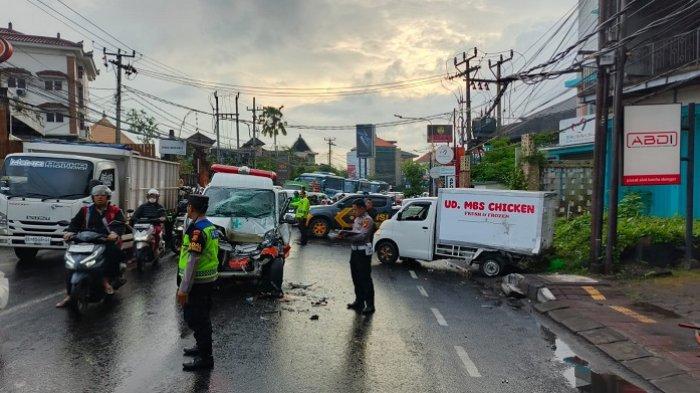 Ringsek– Sejumlah aparat kepolisian mengatur arus lalu lintas setelah terjadi lakalantas mobil ambulans Damakesmas Densel IV dengan mobil boks di Jalan Teuku Umar, Denpasar Barat pada Jumat (23/5) pagi. Kondisi mobil ambulans ringsek.