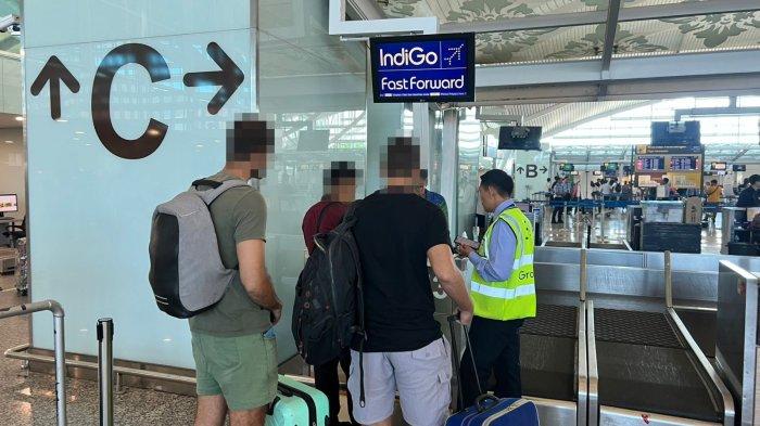 Proses deportasi dua WNA asal Serbia - Kedapatan Jadi Pemandu Jasa Memancing di Bali, Kakak Adik Asal Serbia Dideportasi