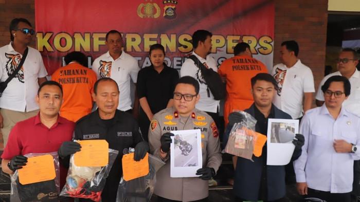 PERAMPOKAN - Kedua tersangka perampokan bule asal Uzbekistan Evgeniy Viktorovich dan bule asal Azerbaijan Taccoddin Fazil Oglu Tajddin dihadirkan di Polresta Denpasar, pada Kamis 31 JUli 2025.