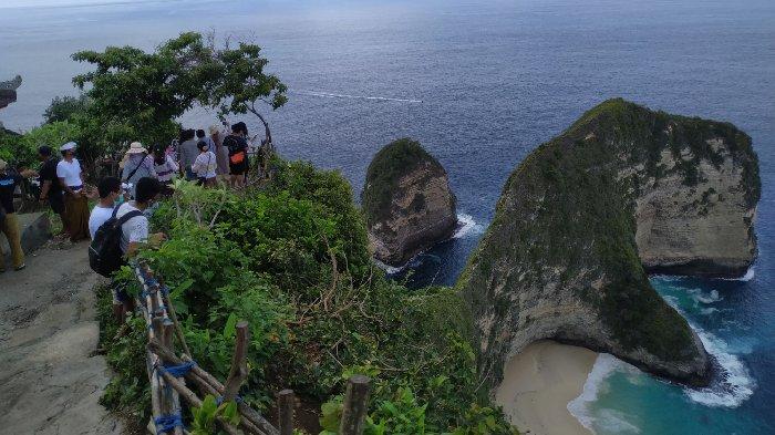 Kunjungan wisatawan ke Nusa Penida memberikan kontribusi besar terhadap Pendapatan Asli Daerah (PAD) Klungkung. Namun masih ada pungutan bocor. Pemkab sekarang menyiapkan sistem retribusi digital untuk menekan kebocoran itu.