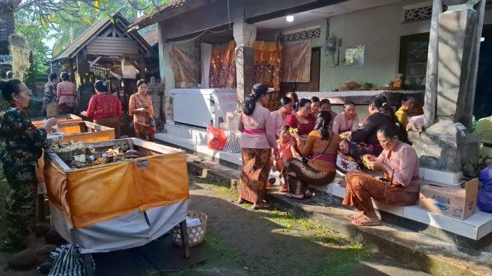 Pihak keluarga melakukan persiapan pengabenan terhadap I Kadek Oka di rumah duka di Banjar Nesa, Kecamatan Banjarangkan, Selasa (8/7/2025). I Kadek Oka merupakan korban kapal tenggelam KMP Tunu Pratama Jaya di Selat Bali. Keluarga Putuskan Kadek Oka Diaben Hari Ini di Bali, Agar Keluarga Tidak Larut Dalam Kesedihan