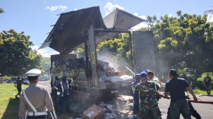 Suasana saat petugas gabungan melakukan penanganan kebakaran truk boks bermuatan barang paket online di Pelabuhan Gilimanuk, Jembrana, Minggu 2 Maret 2025. Truk boks awalnya keluarkan asap di atas KMP Trisaksi saat hendak sandar. Keluarkan Asap di Atas Kapal, Truk Bermuatan Paket Online Terbakar di Bali, Kerugian Capai 10 Juta
