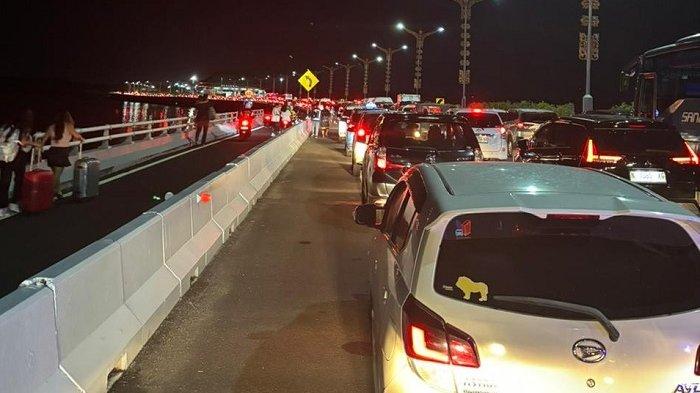 Kemacetan di kawasan Tol Bali Mandara dan Jalan Bypass Ngurah Rai menuju Bandara I Gusti Ngurah Rai, Jumat 29 Desember 2023. Kemacetan bahkan lebih dari satu jam lamanya.