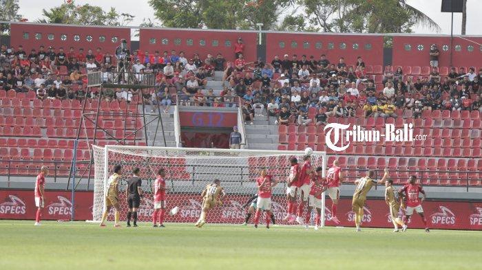 Kemelut di depan gawang saat laga Bali United vs Dewa United di Stadion Kapten I Wayan Dipta Gianyar Bali pada 29 Juli 2023.