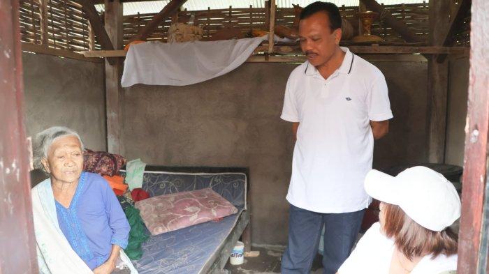 Program Pemprov Bali Hadir telah menyasar warga kurang mampu di Banjar Adat Dukuh Bukit Ngandang, Desa Penaban, Kecamatan Karangasem, Kamis 4 April 2024, Pj Gubernur Ngrombo Entaskan Kemiskinan Ekstrem di Bali, Beri Bantuan Uang Hingga Bedah Rumah Warga Tak Mampu - Kemiskinan Ekstrem di Bali, Pemerintah Beri Bantuan Uang, Rumah Ginawan Beratap Asbes Penuh Lubang