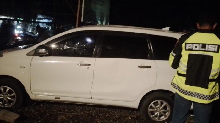 Kendaraan korban menabrak plang warung makan usai dibegal di Jalan Raya Sayan, Ubud, Gianyar