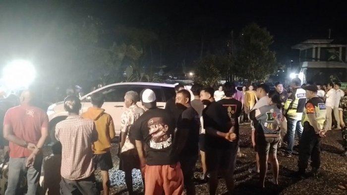 Kendaraan korban menabrak plang warung makan usai dibegal di Jalan Raya Sayan, Ubud, Gianyar, Rabu 3 Januari 2024