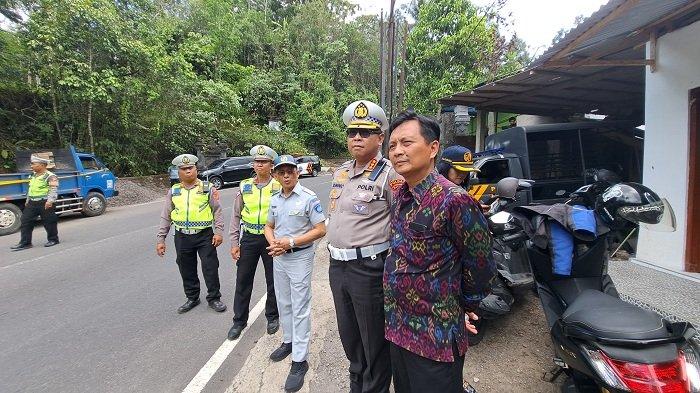 Kepala PT Jasa Raharja Cabang Bali Abubakar Aljufri saat ditemui di TKP kecelakaan minibus pada Jumat 17 November 2023.