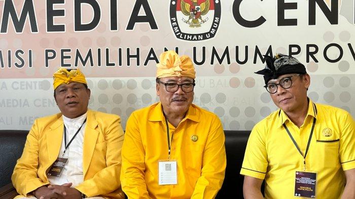Ketua DPD Golkar Bali, I Nyoman Sugawa Korry (tengah) saat ditemui awak media usai menyerahkan berkas pendaftaran bacaleg ke KPU Bali