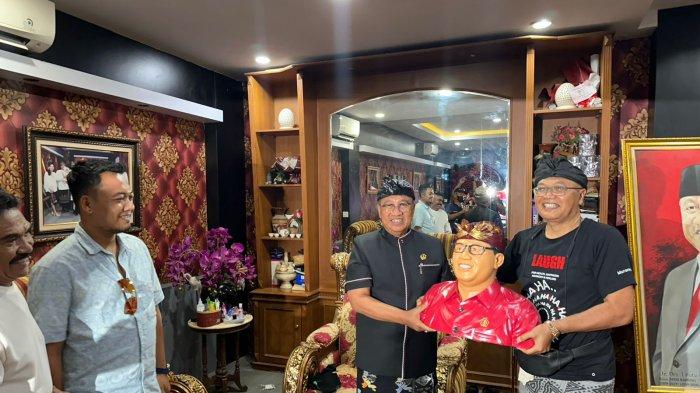 Ketua DPRD Badung saat menerima patung dari Pendiri Ambara Asram pada Kamis 4 Juli 2024.