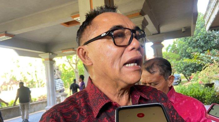 Ketua DPRD Provinsi Bali, Nyoman Adi Wiryatama, menanggapi pembebasan bersyarat putrinya yakni Mantan Bupati Tabanan Ni Putu Eka Wiryastuti.