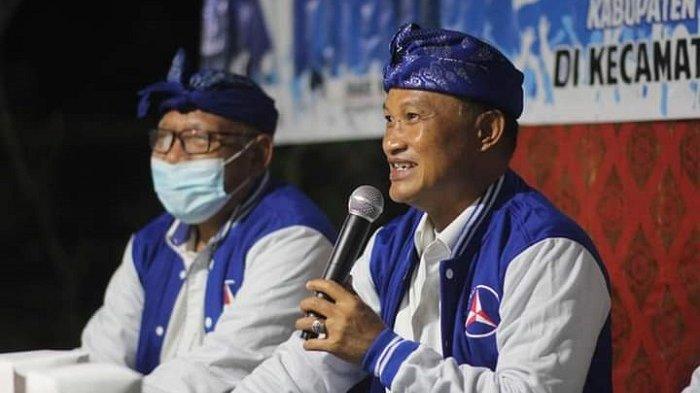 Ketua Demokrat Gianyar, Cok Asmara bersama I Wayan Sirat
