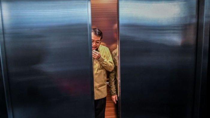 Ketua Hakim Konstitusi Anwar Usman berada di dalam lift untuk menuju Gedung II Mahkamah Konstitusi (MK) di Jakarta, Jumat 3 November 2023. Majelis Kehormatan Mahkamah Konstitusi (MKMK) melanjutkan memeriksa Ketua Hakim Konstitusi secara tertutup terkait pelaporan etik Hakim Mahkamah Konstitusi dari masyarakat.