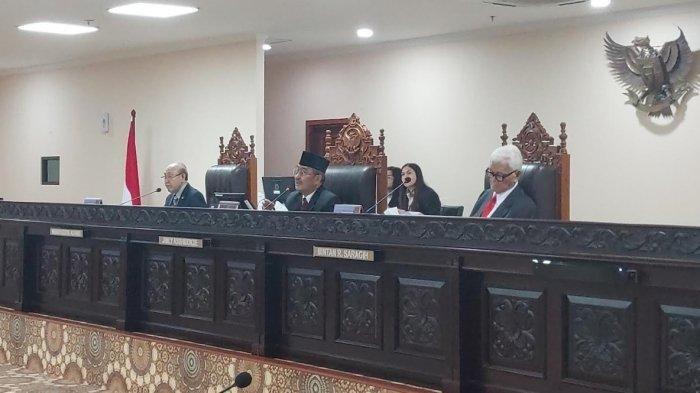Ketua Majelis Kehormatan Mahkamah Konstitusi (MKMK) Jimly Asshiddiqie memimpin sidang MKMK di Jakarta, Rabu (1/11/2023). MKMK menggelar sidang pembacaan putusan terkait laporan dugaan pelanggaran etik dan pedoman perilaku etik hakim, pada Selasa (7/11/2023) hari ini.
