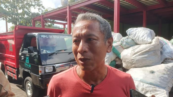 Ketua TPS3R Desa Adat Seminyak I Komang Rudita Hartawan saat memberikan keterangan dalam kegiatan Field Trip Workshop Jurnalistik Bali Bebas Sampah. Manajeman Sampah, Ketua TPS3R Desa Seminyak Bali: Paling Susah Itu Merubah Pola Pikir Masyarakatnya