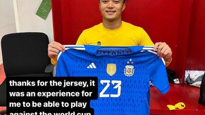 Kiper Timnas Indonesia, Ernando Ari, mengungkapkan rasa senangnya setelah mendapatkan jersey dari kiper Argentina, Emiliano Martinez.