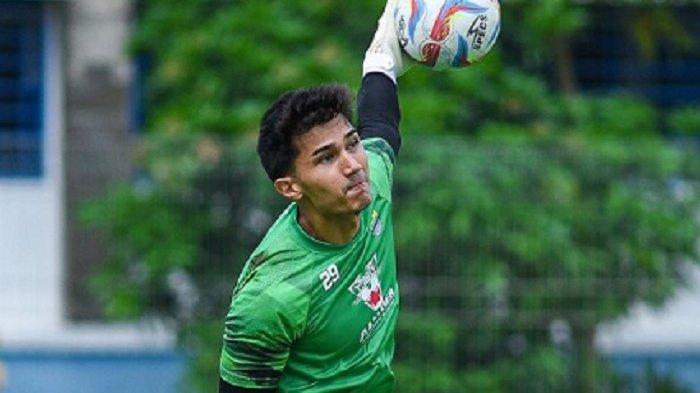 Kiper baru Persib Bandung, Kevin Ray Mendoza ketika berlatih bersama tim untuk menghadapi komptisi Liga 1 2023/2024 baru-baru ini.