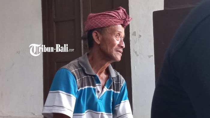 Komang Suardana meneteskan air mata, saat mengenang sang kakak yang meninggal dengan cara tragis.