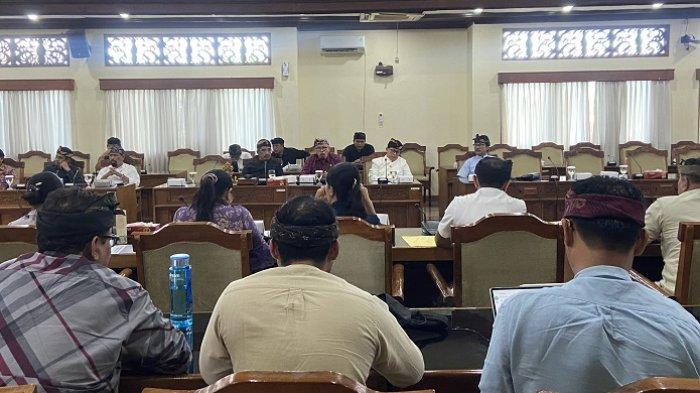 RAPAT - Komisi 1 DPRD Bali mengadakan rapat kerja dengan Manajemen Finns Beach Club, serta stakeholder OPD terkait, Rabu 12 Februari 2025.