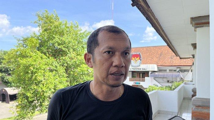 Komisioner KPU Bali, I Gede John Darmawan. Klaim penurunan partisipasi masyarakat di TPS PSU tak pengaruhi target KPU Bali secara keseluruhan. ()