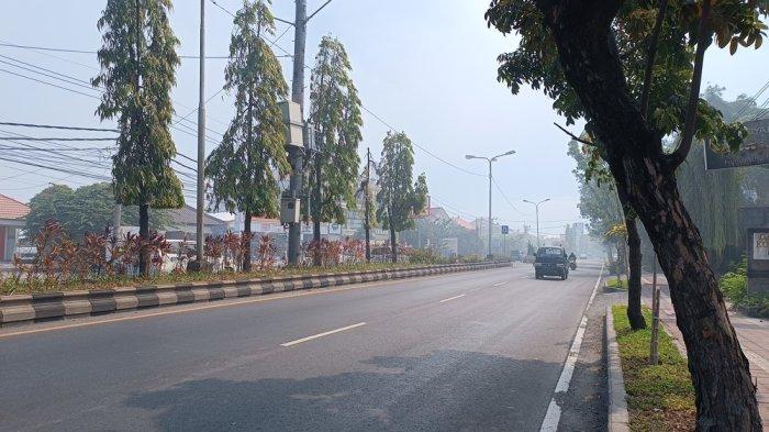 Kondisi kabut di Jalan Bypass Ngurah Rai Pesanggaran dampak ekbakaran TPA Suwung