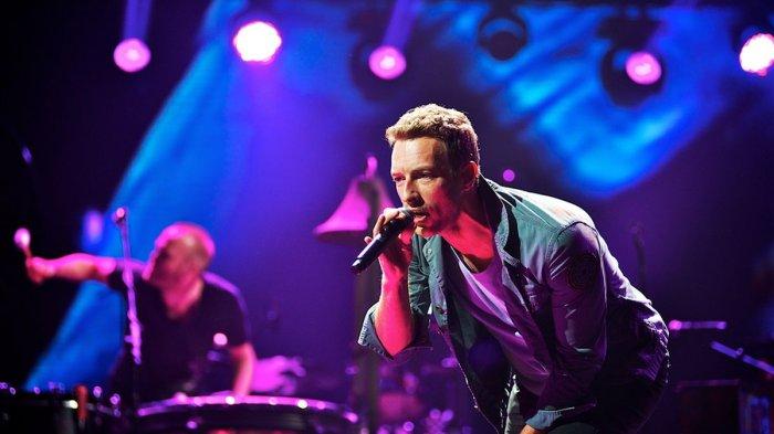 Vokalis Coldplay Chris Martin ketika tampil dalam konser di Las Vegas, Amerika Serikat, (23/9/2011). Konser Coldplay Malam Ini: Polda Metro Kerahkan 3.906 Personel dan Siapkan Rekayasa Lalu Lintas