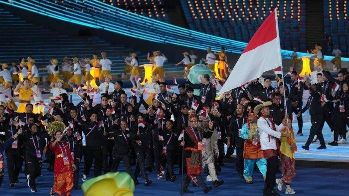 Kontingen Indonesia saat mengikuti defile Asian Games 2023 di National Stadium Hangzhou, Kota Hangzhou, China, Sabtu (23/9/2023) malam. dok: NOC Indonesia