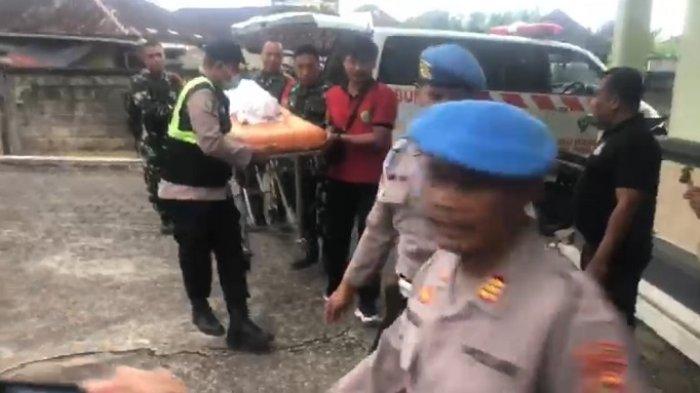 EVAKUASI - Korban kapal tenggelam, jenazah balita laki-laki dievakuasi ke RSU Negara, Kamis 3 Juli 2025 sore.