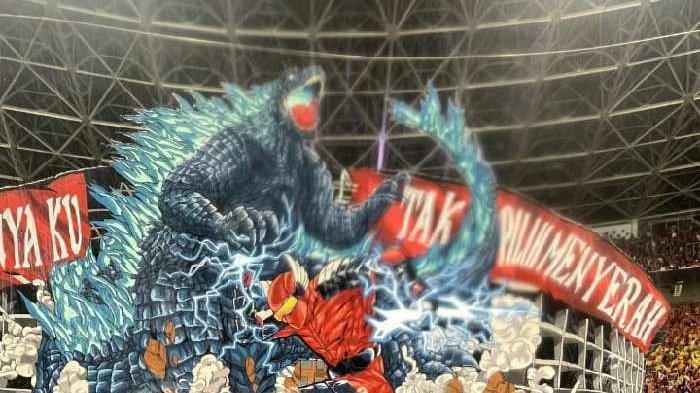 Koreografi spektakuler Godzilla dan Gundala yang dipersembahkan oleh suporter Indonesia saat melawan Jepang pada 15 November 2024 di SUGBK.